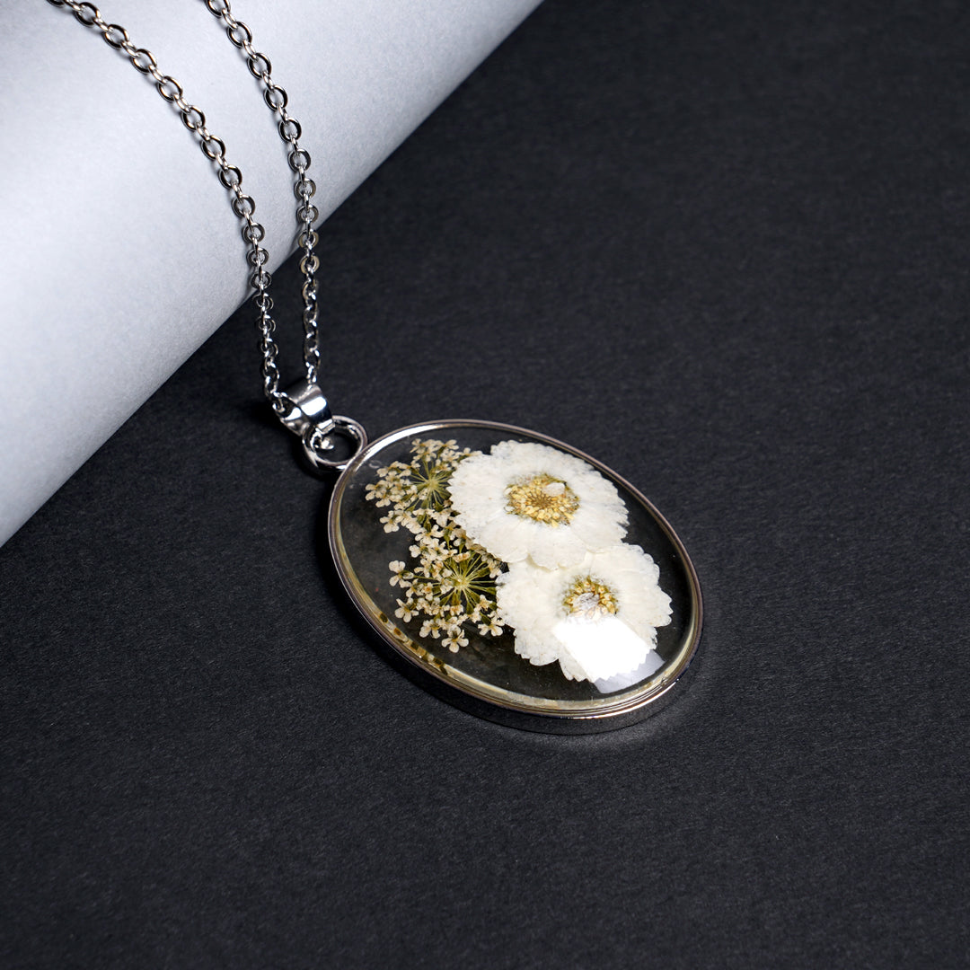 WHITE WILDFLOWER PENDANT ๐ค