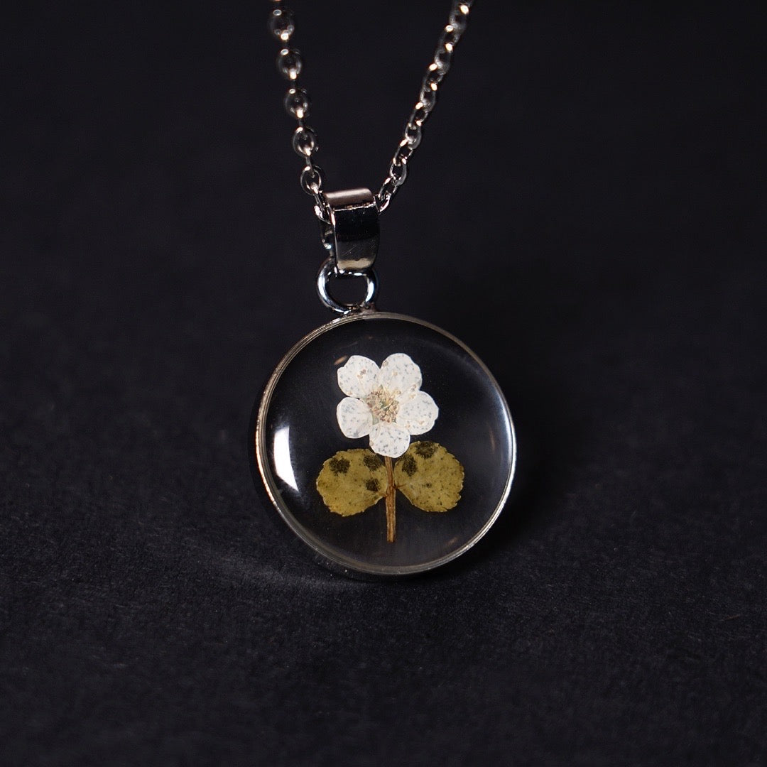 WHITE BLOSSOM PENDANT🤍