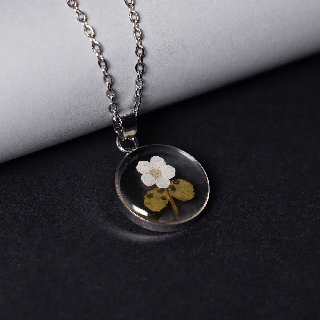 WHITE BLOSSOM PENDANT🤍