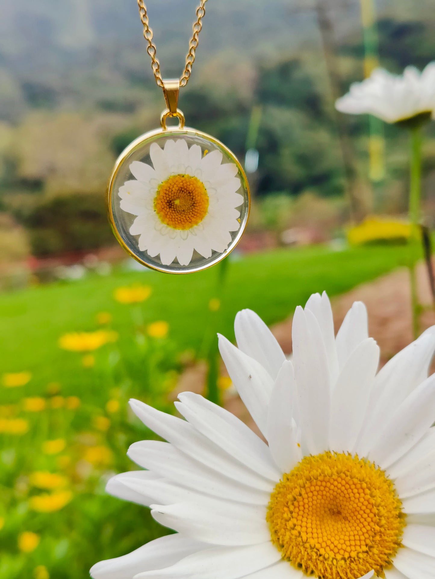 Majestic Daisy Necklace