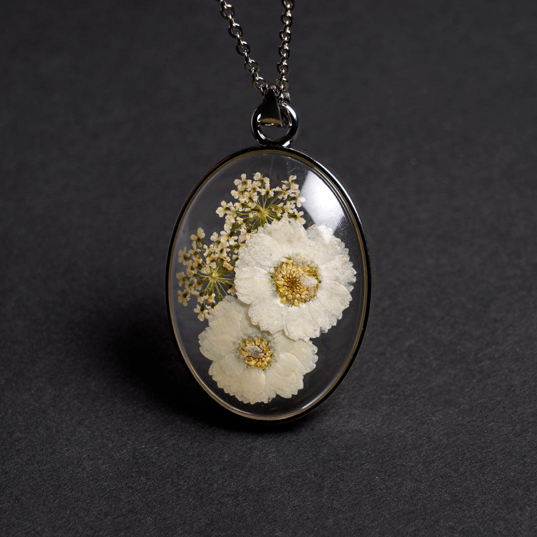 WHITE WILDFLOWER PENDANT 🤍