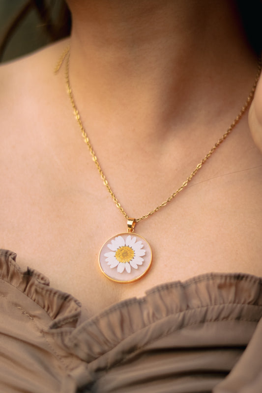 Majestic Daisy Necklace