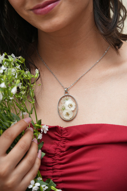 WHITE WILDFLOWER PENDANT 🤍